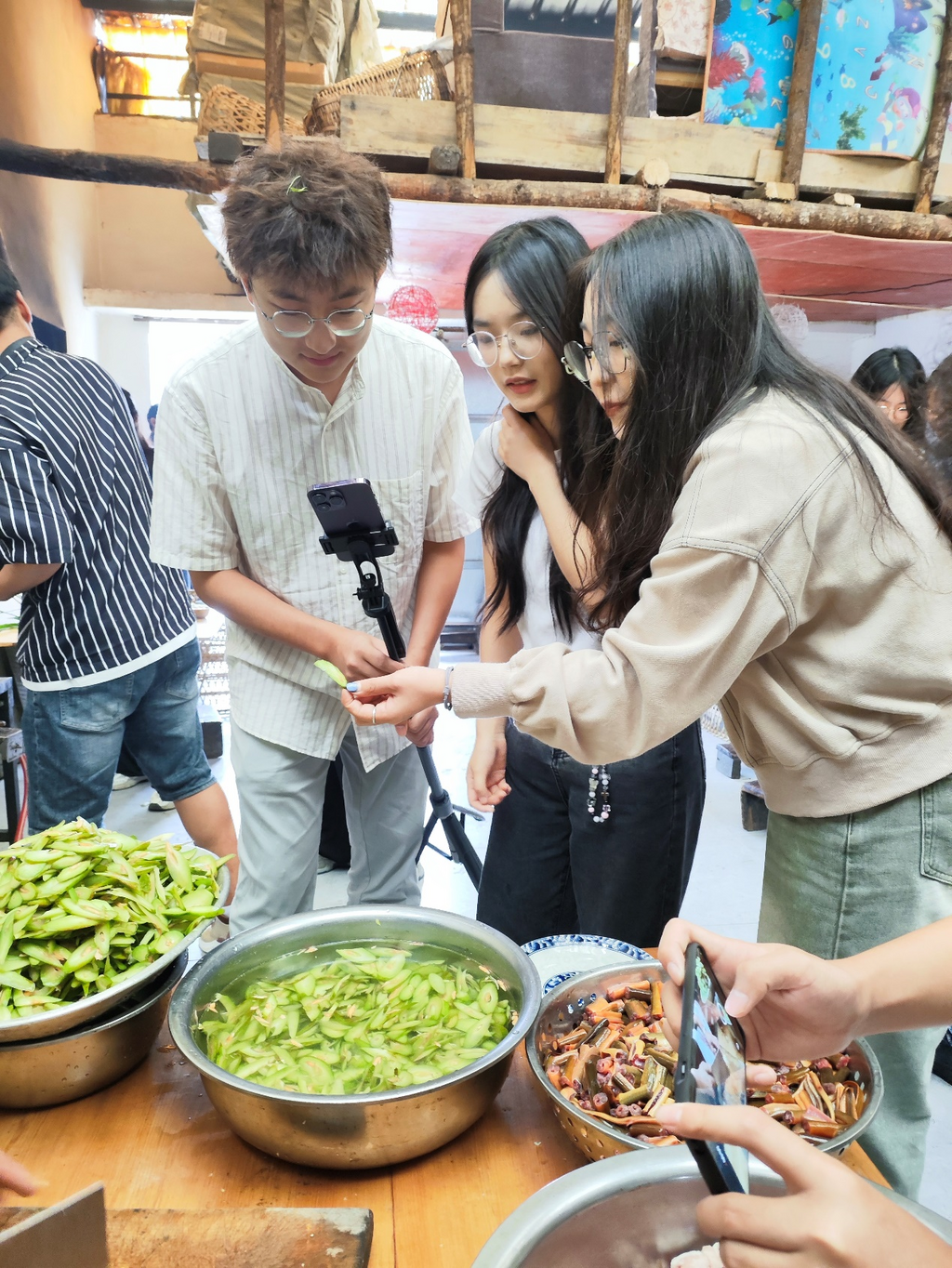 三位学生“主播”向粉丝介绍当地特色食材。通讯员 张培钰  李宁 摄